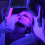 young-woman-having-led-light-facial-treatment-beauty-salon-chromotherapy-scaled